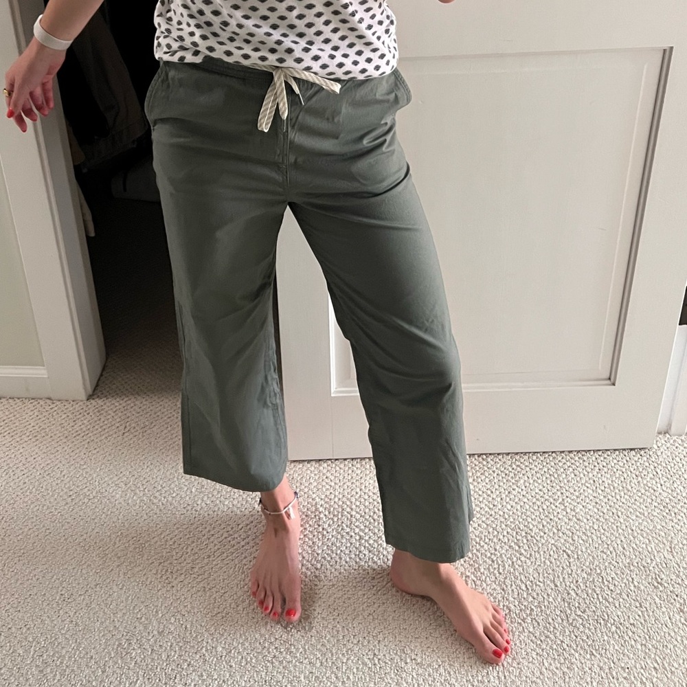 Vuiori brand new athletic pants in moss green
